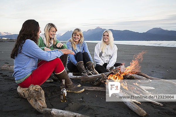 Gruppe von Freunden am Strand von Homer  Kachemak Bay  Süd-Zentral-Alaska; Homer  Alaska  Vereinigte Staaten von Amerika