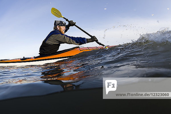 Mann beim Seekajakfahren in der Nähe von Homer  Süd-Zentral-Alaska; Alaska  Vereinigte Staaten von Amerika