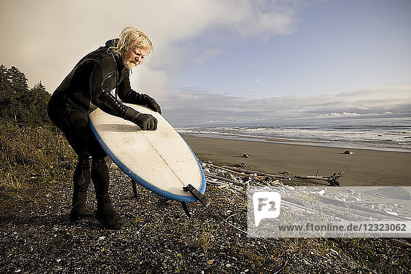 Einheimischer Surfer aus Homer Alaska  'The Iceman'  Don MacNamara  beim Wachsen seines Brettes  Südost-Alaska; Yakutat  Alaska  Vereinigte Staaten von Amerika