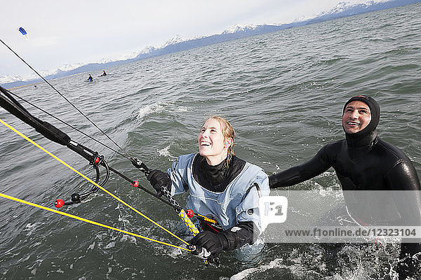 Frau nimmt Unterricht in einem Kitesurfing-Kurs  Kachemak Bay  Süd-Zentral-Alaska; Alaska  Vereinigte Staaten von Amerika