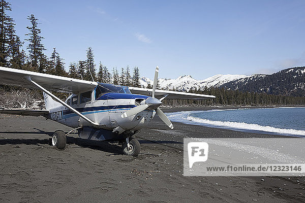 Am Strand geparkte Cessna 206 an der Außenküste der Kenai-Halbinsel  Süd-Zentral-Alaska; Alaska  Vereinigte Staaten von Amerika