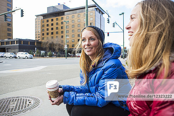 Zwei junge Frauen hängen in der Innenstadt von Anchorage  Süd-Zentral-Alaska  ab; Anchorage  Alaska  Vereinigte Staaten von Amerika