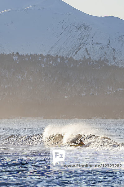 Person im Kajak beim Surfen auf einer Welle  Kachemak Bay  Homer  Süd-Zentral-Alaska  USA