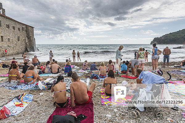Touristen in Badeanzügen am Strand in der Bucht von Kotor; Budva  Gemeinde Budva  Montenegro