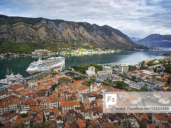 Blick von der Festung Kotor auf ein Kreuzfahrtschiff im Hafen; Kotor  Montenegro