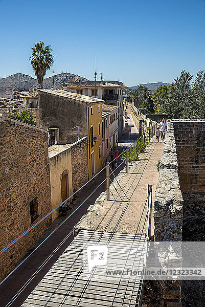 Touristen  die über die Stadtmauer laufen; Alcudia  Mallorca  Balearen  Spanien