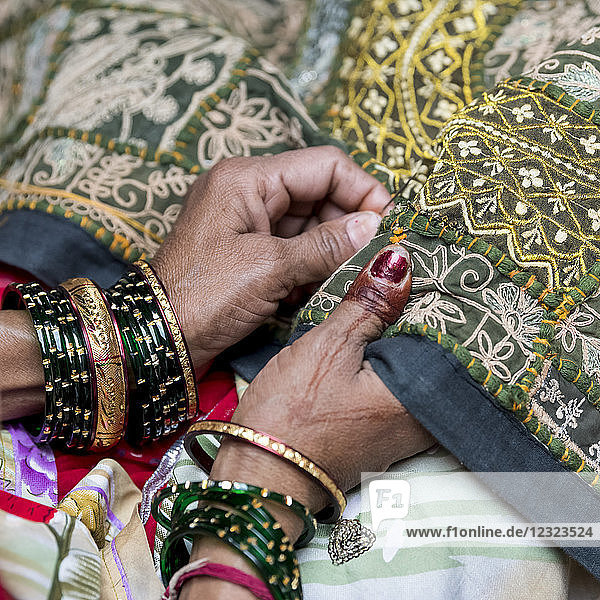 Hände einer Näherin bei der Arbeit; Jaisalmer  Rajasthan  Indien