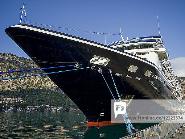 Ein Kreuzfahrtschiff beim Anlegen in einem Hafen in der Bucht von Kotor; Kotor  Montenegro