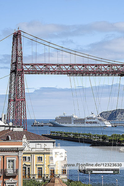 Kreuzfahrtschiff vor Anker im Hafen und Biskaya-Brücke; Portugalete  Biskaya  Pais Vasco  Spanien