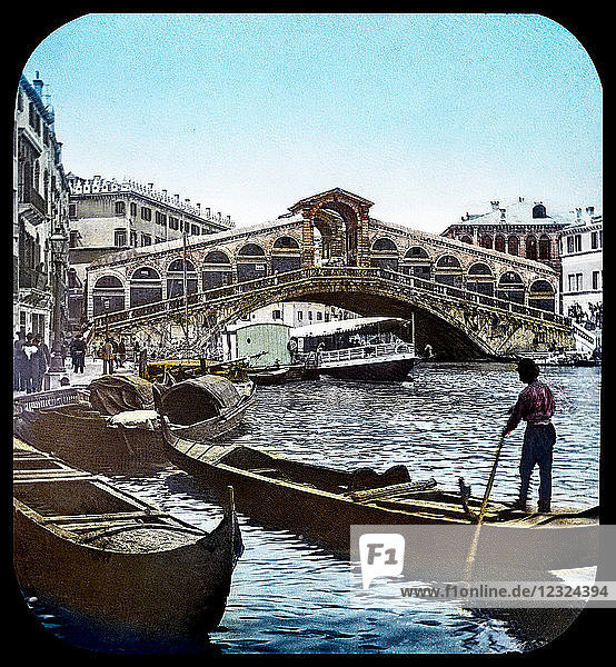 Diapositiv einer Laterna Magica um 1900  handkoloriert. Viktorianische/edwardianische Ära. Die Rialtobrücke (italienisch: Ponte di Rialto; venezianisch: Ponte de Rialto) ist die älteste der vier Brücken  die den Canal Grande in Venedig  Italien  überspannen. Sie verbindet die Stadtteile San Marco und San Polo und wurde seit ihrem ersten Bau als Pontonbrücke im 12. Jahrhundert mehrmals umgebaut und ist heute eine wichtige Touristenattraktion der Stadt.
