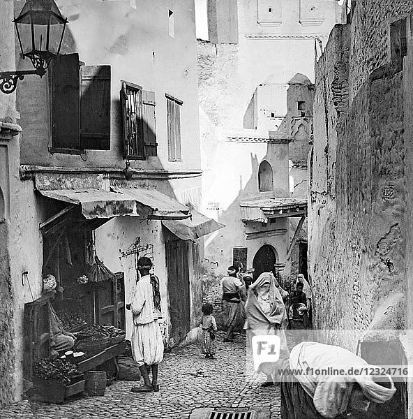 Eine Straßenszene in Algier mit einem arabischen Geschäft  Laterna Magica um 1900; Algier  Algerien