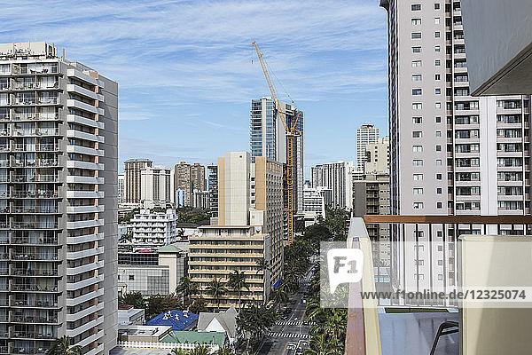 Blick nach Westen auf die Kuhio Avenue von einem Hotelbalkon in Waikiki; Honolulu  Oahu  Hawaii  Vereinigte Staaten von Amerika