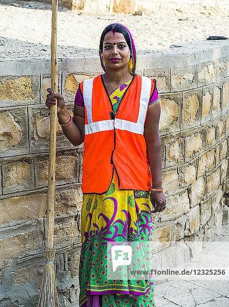 Porträt einer indischen Frau  die eine reflektierende Weste trägt und einen Besen hält; Jaisalmer  Rajasthan  Indien
