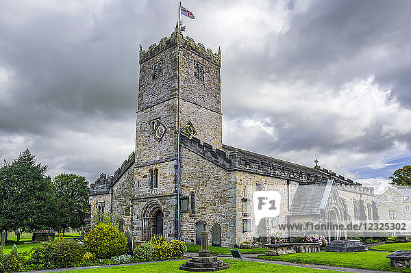 St. Mary's Church  mit normannischer Architektur aus dem 12. Jahrhundert; Kirkby Lonsdale  Cumbria  England