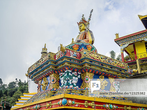 Verschnörkelte und farbenfrohe Fassade einer religiösen Struktur und Statue; Bara Adalpur Dwitiya Khanda  Westbengalen  IndienWestbengalen  Indien