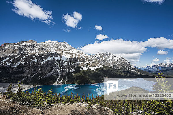 Peyto Lake mit etwas Eis auf dem türkisfarbenen Wasser in den kanadischen Rocky Mountains in der Nähe von Banff; Alberta  Kanada