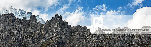 Panorama der schroffen Berggipfel mit blauem Himmel und Wolken; Sexten  Bozen  Italien