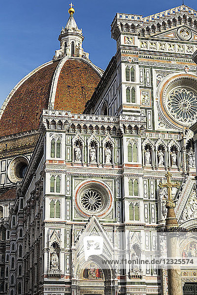 Verschnörkelte und dekorative Fassade des Doms von Florenz mit Kuppel und blauem Himmel; Florenz  Toskana  Italien