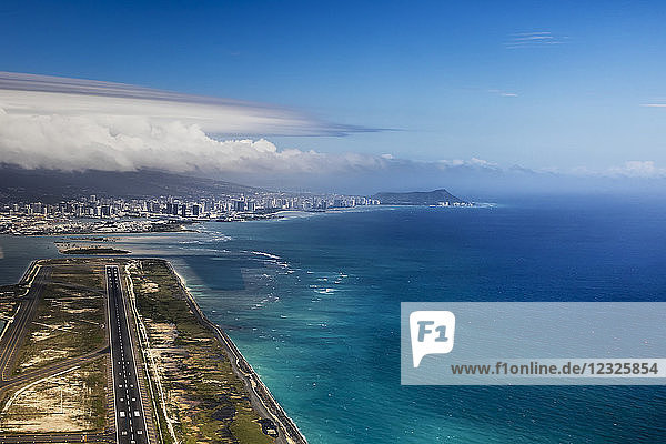 Luftaufnahme von Waikiki vom Flughafen Honolulu mit Diamond Head in der Ferne; Honolulu  Oahu  Hawaii  Vereinigte Staaten von Amerika