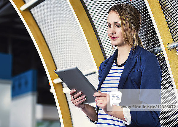 Porträt einer schönen jungen Geschäftsfrau  die Technologie am Arbeitsplatz nutzt; St. Albert  Alberta  Kanada