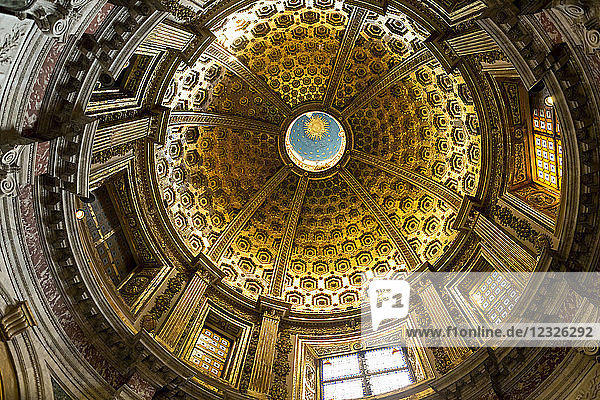 Blick auf die Kuppel einer Kathedrale mit Buntglasfenstern direkt von unten; Siena  Toskana  Italien