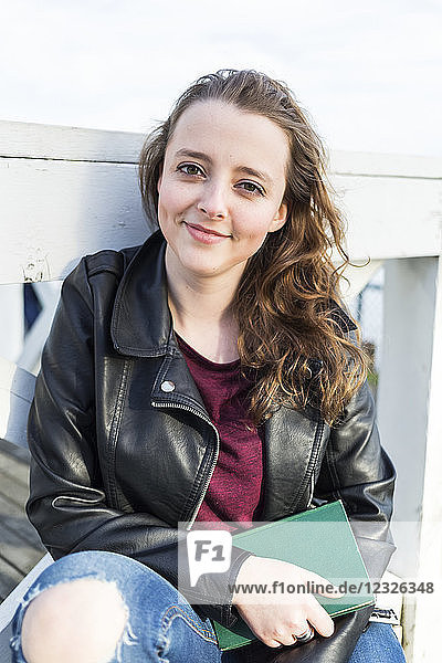 Porträt einer jungen Frau  die ein Buch hält; New Westminster  British Columbia  Kanada