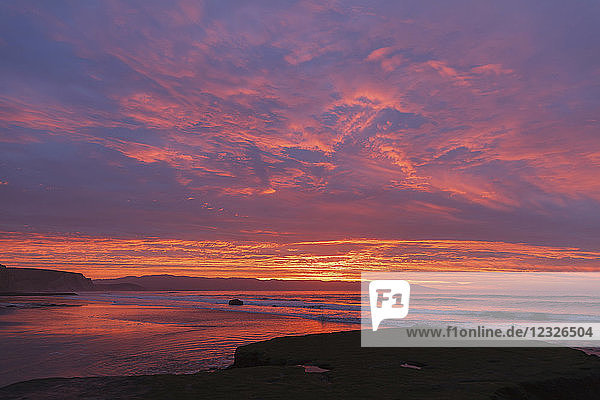 Sonnenaufgang am Strand mit Wellen  Point Reyes National Seashore; Inverness  Kalifornien  Vereinigte Staaten von Amerika