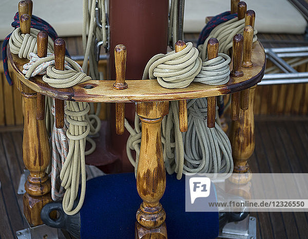 Nahaufnahme von gebündelten Seilen auf dem Deck eines Segelboots; Montenegro