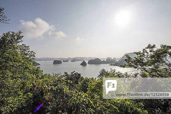 Blick auf die Kalksteinkarstlandschaft und die Inseln der Ha Long-Bucht von der Insel Titov aus gesehen; Quang Ninh  Vietnam
