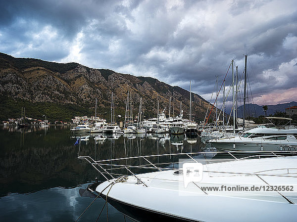 Boote  die in einem ruhigen Hafen in der Bucht von Kotor festgemacht haben; Kotor  Montenegro