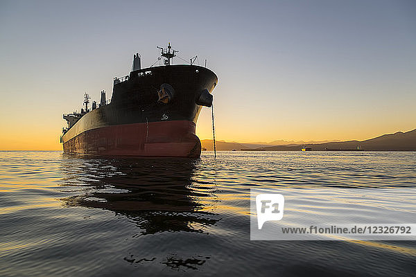 Ein großes Schiff ankert im ruhigen Pazifik vor der Küste von Vancouver; Vancouver  British Columbia  Kanada