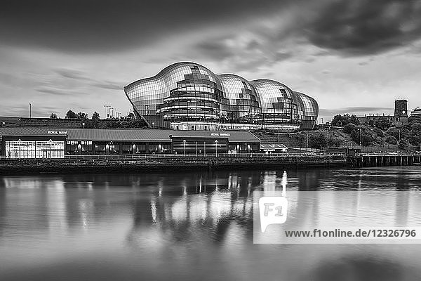 Überlegungen zur Konzerthalle Sage Gateshead im Fluss Tyne; Gateshead  Tyne and Wear  England