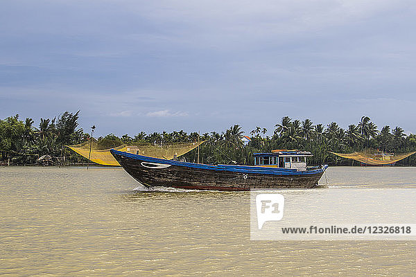 Fischerboot und Netze auf dem Fluss; Hoi An  Quang Nam  Vietnam