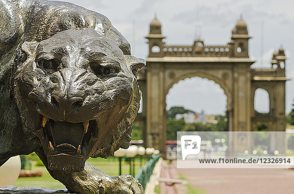 Bronzestatue eines Tigers im Mysore-Palast; Mysore  Karnataka  Indien