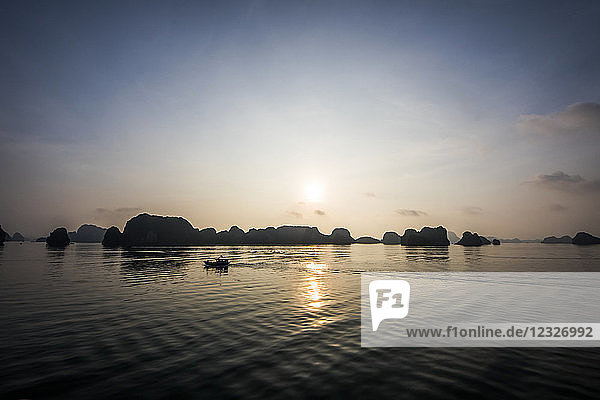 Kalksteinkarst und Inseln der Ha Long-Bucht bei Sonnenuntergang; Quang Ninh  Vietnam
