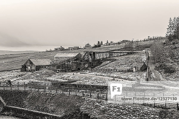 Schwarz-Weiß-Bild der Killhope Mine im Winter; England