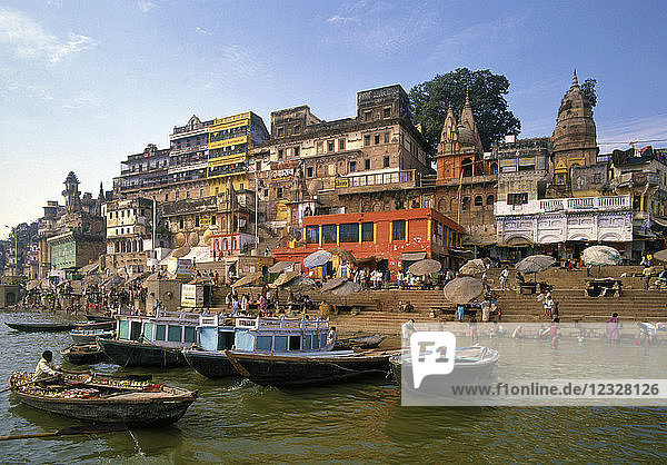 India  Uttar Pradesh  Varanasi  ghats on Ganges River  people