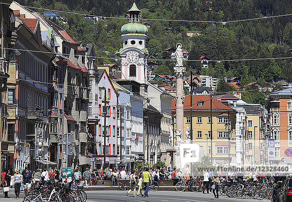 Österreich  Tirol  Innsbruck  Maria-Theresien-Straße  Menschen  St. Anna-Säule