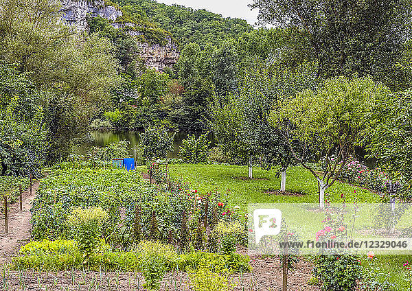 Frankreich  Lot  Regionaler Naturpark Causses du Quercy  unteres Lot-Tal  Gemüsegarten mit Obstbäumen in Saint Martin-Labouval
