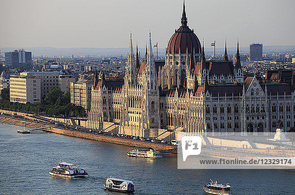 Ungarn  Budapest  Parlament  Orszaghaz  Fluss Donau