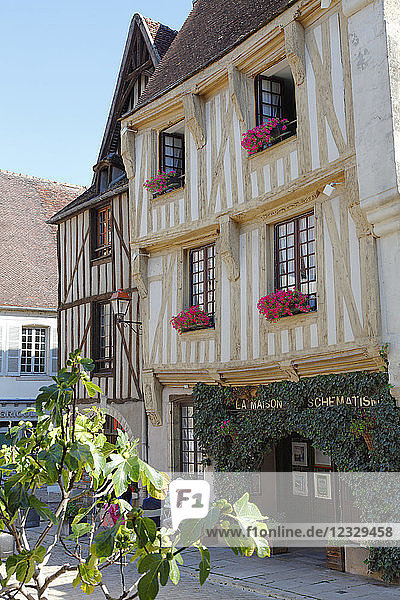 Frankreich  Region Bourgogne Franche Comte (Burgund)  Departement Yonne  Noyers oder Noyers sur Serein (das schönste Dorf Frankreichs)  Rathausplatz