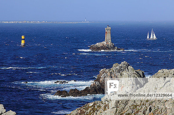 Frankreich  Bretagne  Departement Finistere  Region Cap Sizun  Plogoff  Pointe du Raz  Leuchtturm de la Vielle  Insel Sein im Hintergrund