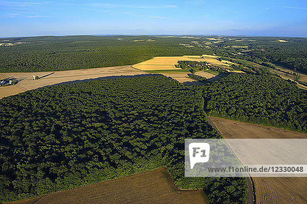 Europa  Frankreich  Felder und Wälder in Burgund bei Donzy in der Nievre
