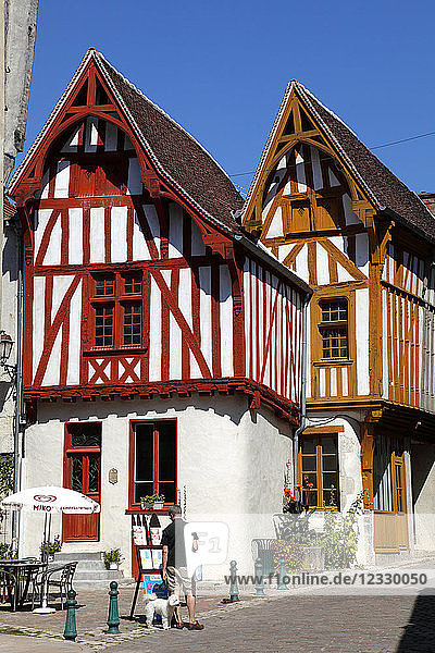 Frankreich  Region Bourgogne Franche Comte (Burgund)  Departement Yonne  Noyers oder Noyers sur Serein (schönstes Dorf Frankreichs) Petite Etape aux vins Platz