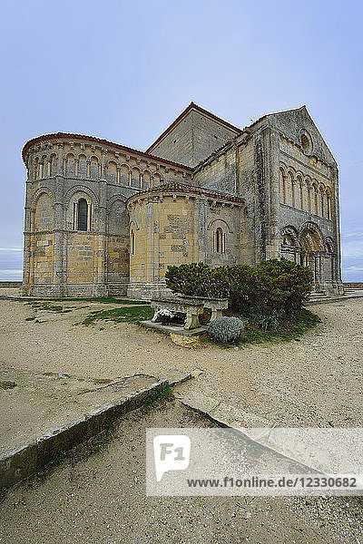 Europa  Frankreich  Kirche von Talmont sur Gironde in Charente-Maritime.