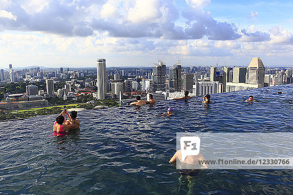 Singapur  Singapur City  Infinity-Pool im 57. Stock des Marina Bay Sands Hotel