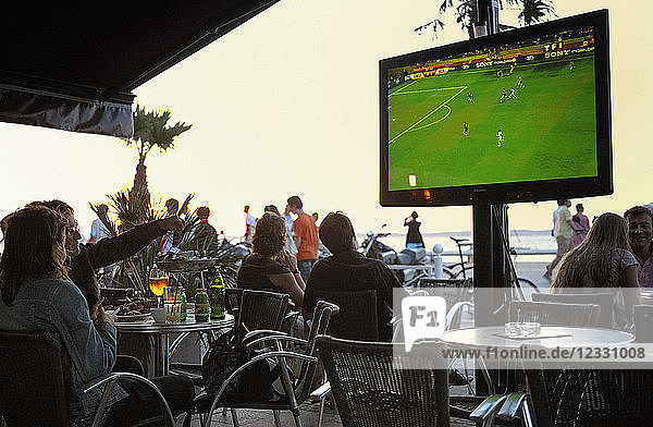 Frankreich  Südwestfrankreich  Arcachon  Fußballspiel auf dem Bildschirm einer Terrasse