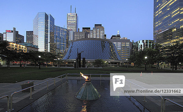 Kanada  Ontario  Toronto  Finanzviertel  Roy Thomson Hall  Skyline