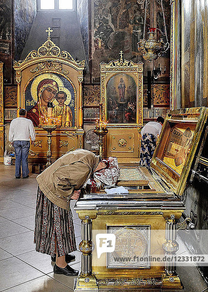 Russland  Sergujew Possad  Reliquien in der Dormitio-Kathedrale  die Dreifaltigkeits-Lavra des Sergius-Klosters