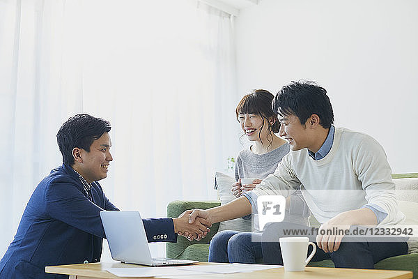 Japanisches Paar im Gespräch mit Verkäufer